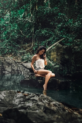Menina asiática no lago da selva 2