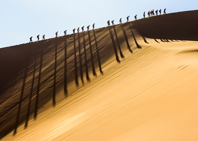 Lidé na písečné duně