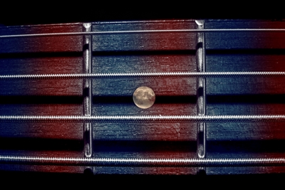 E-Bass mit Mond