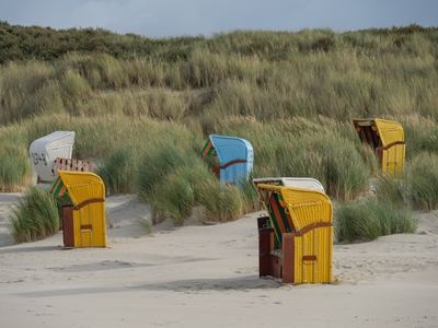Cadeiras de praia nas dunas