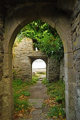 Łuk drzwiowy ruiny kościoła
