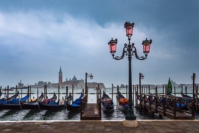 Lyktor och gondoler i Venedig