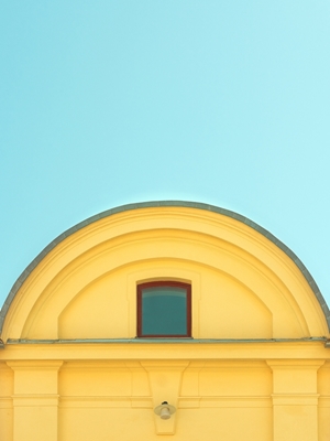 Geel huis tegen blauwe hemel