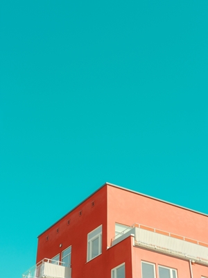 Casa rossa contro cielo blu