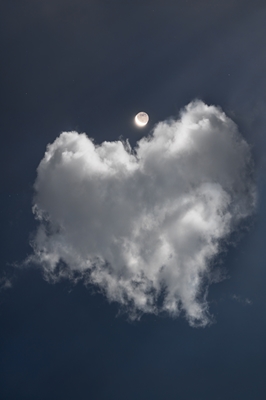 Lune au-dessus du nuage de cœur 