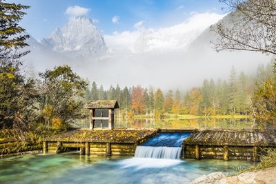 Lago de montaña en los Alpes en otoño