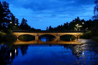 Most nad ciemnymi wodami