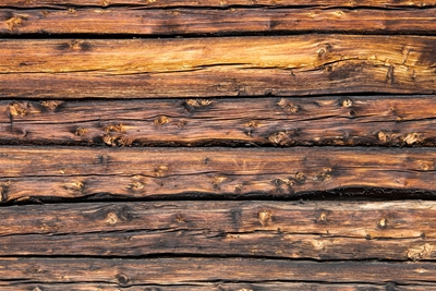 Parede de madeira rústica de uma cabana