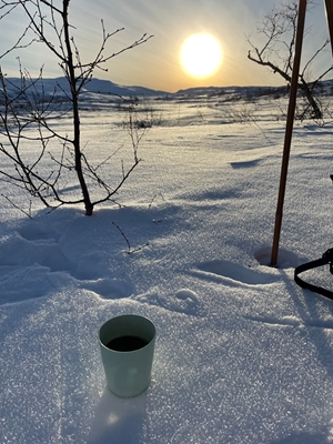 Courte pause café dans la neige