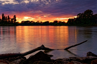 Auringonlasku joen rannalla
