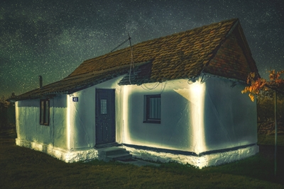 Een huis geschilderd met licht