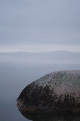 Stein mit Nebel über dem Wasser