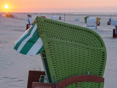 Krzesło plażowe o zachodzie słońca