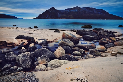 Praia perto de Tromvik na Noruega