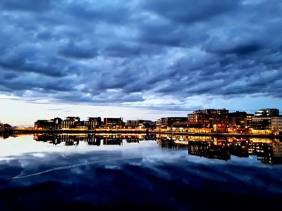 Jönköping by, overskyet aften