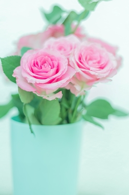 Fleurs dans un vase turquoise