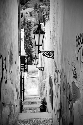 Escalier avec lanternes anciennes