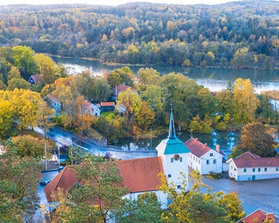 Ciudad de Kungälv en otoño