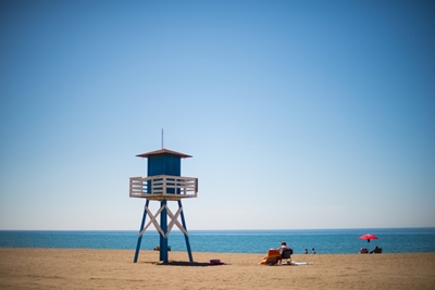Een uitkijktoren op het strand