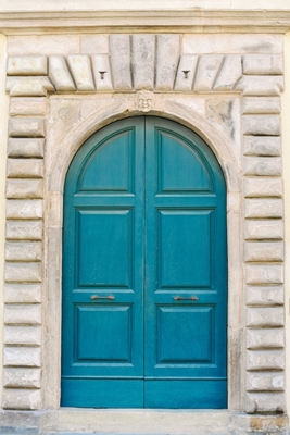Turkusowe drzwi w Lucca we Włoszech