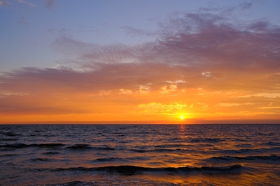 Auringonlasku meren rannalla