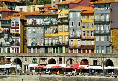 Färgstarka fasader i gamla stan