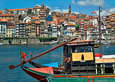 Vista Porto con barca per il vino di Porto