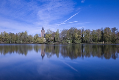 Kirke ved en blå innsjø