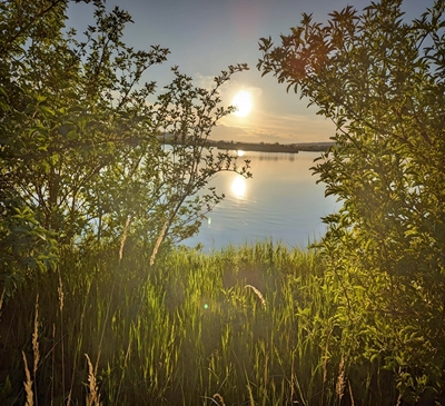 Puesta de sol junto al lago