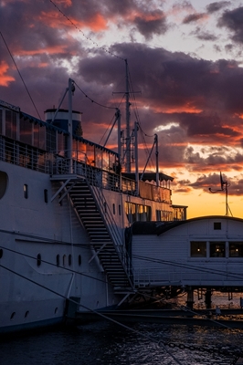 Hotel in barca al tramonto
