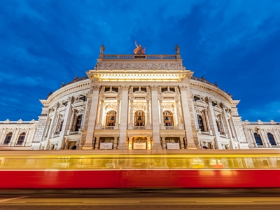 Burgtheater i Wien på natten