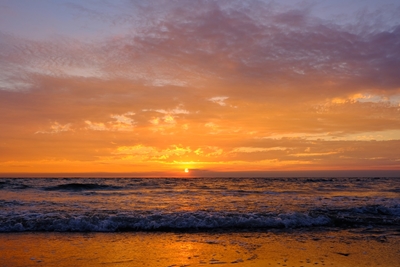 Auringonlasku meren rannalla 