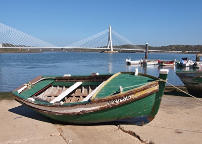 Rybářská loď na břehu řeky Arade