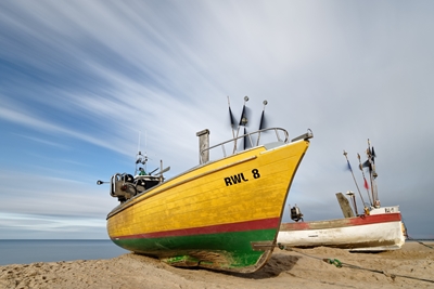 Łodzie rybackie na plaży Morza Bałtyckiego