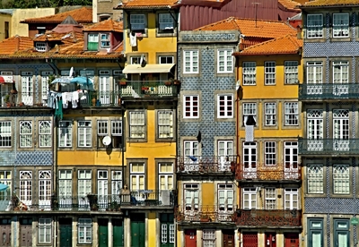 Gekleurde Porto gevels