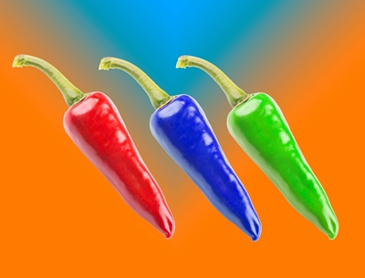 Värikkäitä pepperoneja
