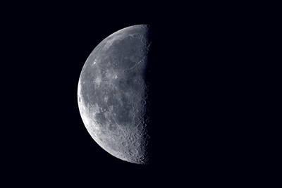 Media luna frente al negro 