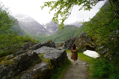Dziewczyna w norweskiej górze