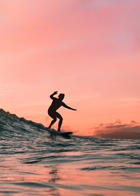 Surfer i solnedgang