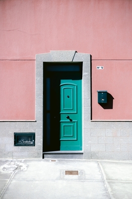 Turkusowe drzwi, różowa ściana 