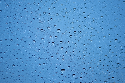 Sadepisarat ikkunassa