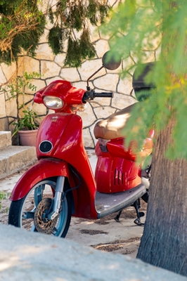 Rode scooter in het zonnetje