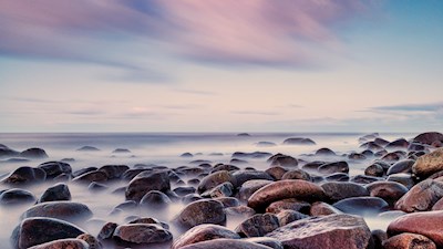 Märkiä kiviä meren rannalla