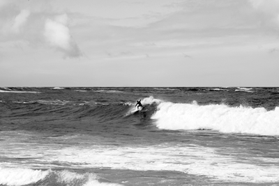 Surfer - Jazda na fali2