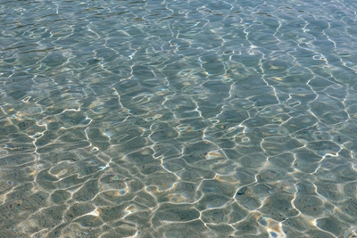 Água azul clara Mykonos
