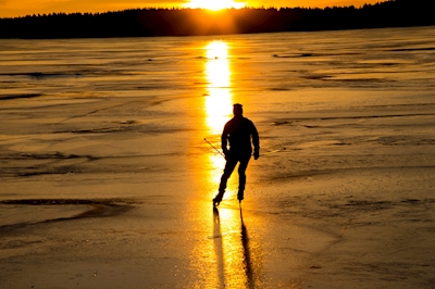 Skøyteløpere ved solnedgang