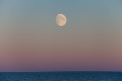 Kuu meren horisontin yllä