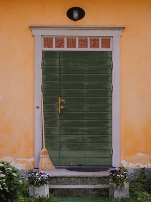 Gammalt hus med grön dörr