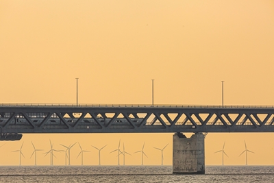 Tren a través del puente de Øresund