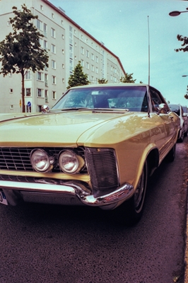 Keltainen klassinen auto